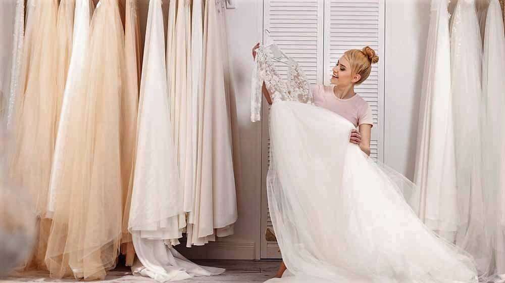 découvrez-vous dans nos robes de mariée exquises lors d'un essayage exclusif